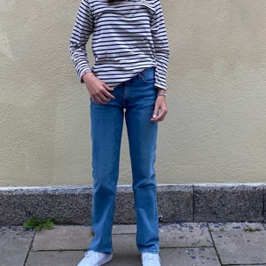 Weekday jeans - Skit snygga weekday jeans köpta i somras. Använda fåtal gånger. Mid/låg midjade. Ett par nya kostar 500kr. Frakt tillkommer