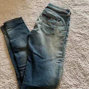 Nya replay jeans i as cool tvätt. Supersköna!! Storlek 25/30, så skulle säga XS/34. Midrise & straight leg