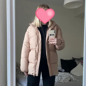 puffer jacket hm - lite längre beige puffer jacket från hm, storlek xs men den är oversized så skulle säga allt mellan xs-m. använd ca 3 ggr så i nyskick ☺️