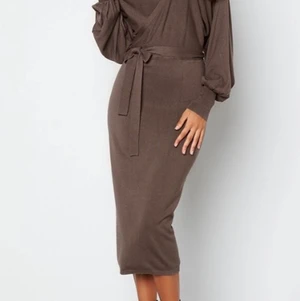 STICKAD KLÄNNING MIDI MOLE BUBBLEROOM - helt oanvänd och slutsåld klänning från bubbleroom inköpt hösten 2021 för 549:-  oanvänd, alla lappar kvar 