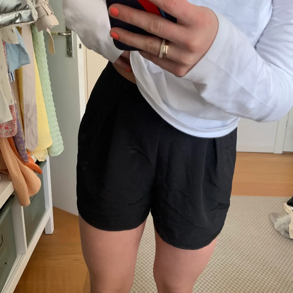 Svarta shorts från Gina i storlek 36 . Shorts.