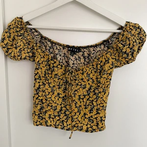 Motel rocks Top!  - Snyggt blommig Top perfekt både till kjolor och byxor! 