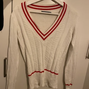 Kofta/ pullover - Snygg tröja som inte kommer till användning. Kan mötas upp på Södermalm eller frakta. Koftan passar en xs-m