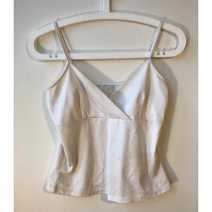 Fin vit topp - Väldigt fin topp som sitter smickrande. Står inte storlek på, men passar ungefär 34-36. Mycket gott skick! 🤍