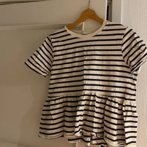 Volang tisha från Zara🖤 - Tisha me volanger från Zara i strl M. Sitter som en S/M🤍 Bud från 60 kr. Några trådar som gått upp men inget trasigt så