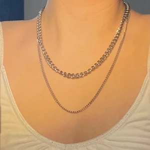Halsband - ❣️DET TJOCKA ÄR SÅLT❣️Ett snyggt silver (inte äkta) kedjehalsband som inte sitter i hop. Lätt att styla till olika outfits. Oanvänt. Bra kvalite, tung och känns som äkta. Säljer för 40kr+frakt🧡