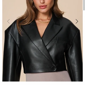 Adoore blazer  - Oanvänd blazer från Adoore i storlek 34. Slutsåld. Ordinariepris 1395:-.  