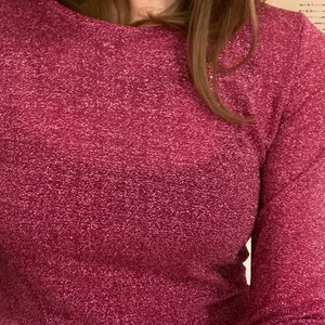 Monki glittrig tröja - Den här tröjan är så glittrig och underbar men har tyvärr blivit något liten för mig - den är från monki, är i fint skick och i storlek S - tveka inte att höra av dig om du har någon fråga eller fundering 🌟💗