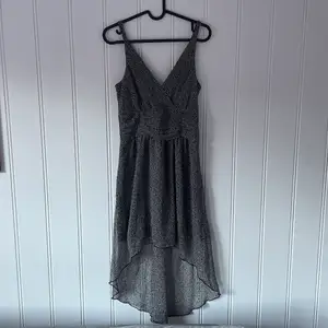 Jättefin klänning från Veromoda ❤️ Storlek Small. Längre baktill. Knappt använd, fint skick! 