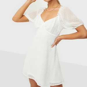 Slutsåld klänning från missguided - Säljer denna fina klänning med prislapp kvar, köpt på Nelly för några få veckor sedan men den är just nu slutsåld, den är i st 34 men passar mig som har 36!🥰 Betalning sker via Swish 