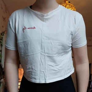 Divided dream big crop top stl. XS - S - Pris: 15 kr. Stl. XS - S. Passform: bekväm. Säljer p.g.a: Använder aldrig.