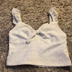 En vit linne 🍄 - Ett vitt linne är använd en gång jätte fin har inga fläckar 💕