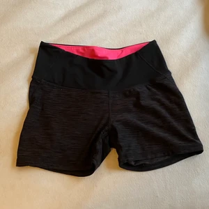 Träningsshorts  - Plagget är ifrån H&M. Storlek S. Ett par mjuka och flexibla shorts för att träna i. Sitter som de ska och formar kroppen fint med hög midja. FRAKTEN ÄR INBAKAD I PRISET 