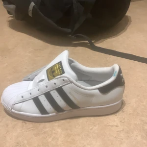 Ett par vita adidas, 39 - Helt o använda adidas sprillans nya, utan snören 
