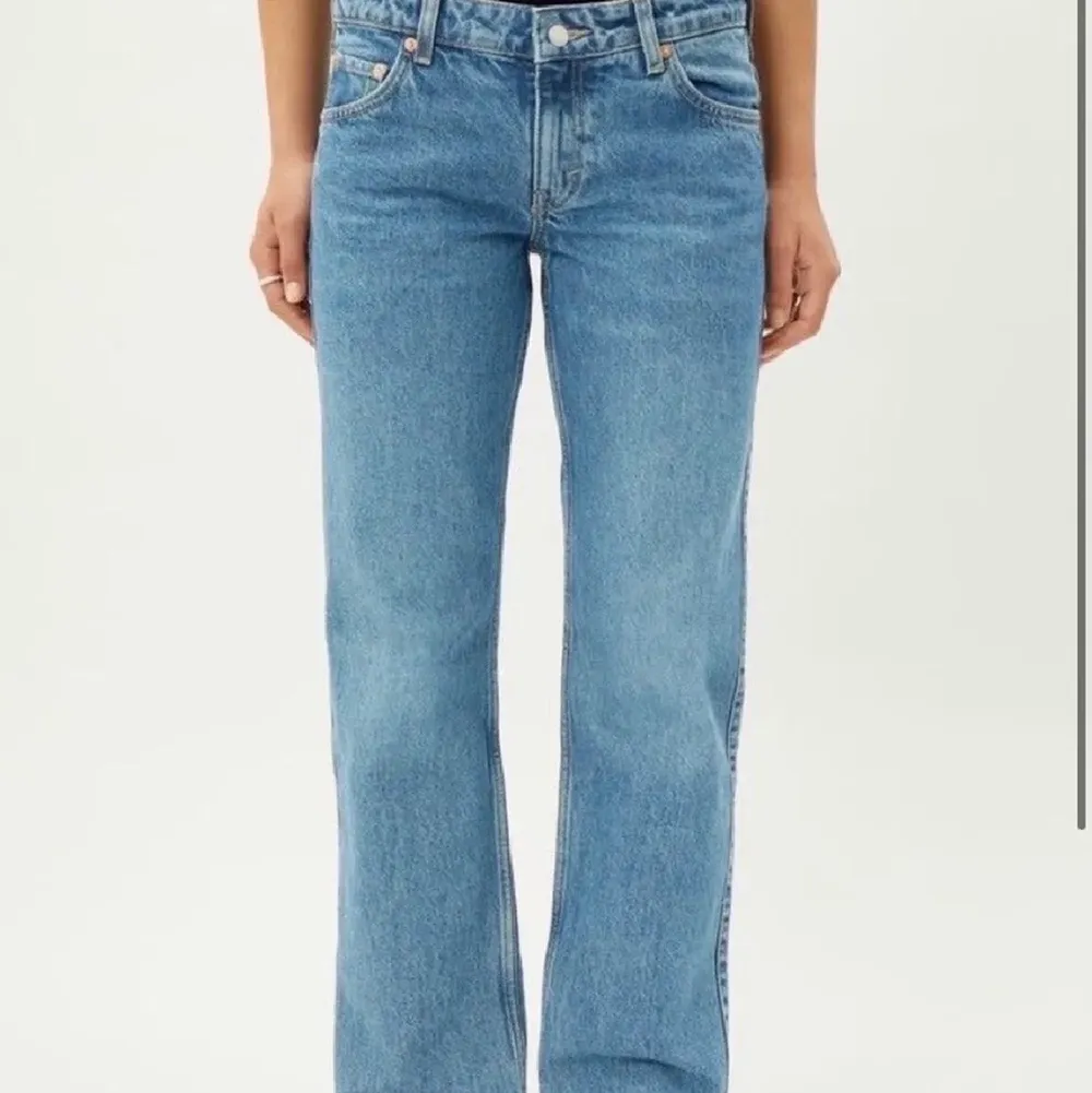 Säljer dessa populära weekday jeans som jag köpte i somras, Inget fläckar eller missfärgning, bra använd skick . Jeans & Byxor.