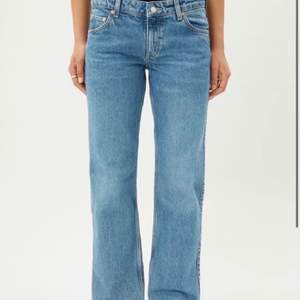 Säljer dessa populära weekday jeans som jag köpte i somras, Inget fläckar eller missfärgning, bra använd skick 