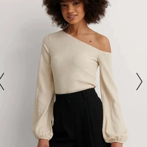 Beige topp - Trendig topp, använd fåtal gånger. (Bilden är från hemsidan) 