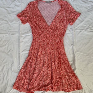 volangklänning - Röd volangklänning från pull&bear 🧸 Använd 1 gång! Säljer för 75kr + frakt (66kr spårbar) Vid frågor eller önskemål om fler bilder är det bara att skriva ❤️‍🩹