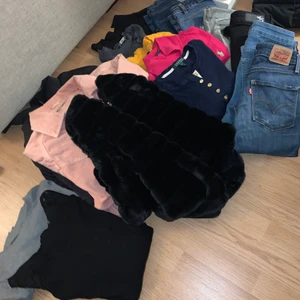 Klädpaket - Tre jackor- svarta fluffiga S, rosa xs/s, svarta täckjackan S. Fem tröjor- svart blus S, grå tröja S, gul tröja S, rosa tröja M, mörkblå tröja M. Fem byxor- levis S, blå från H&m S, svarta från gina xs, gröna xs, blå från gina S, blå jeans från dobber S/M. 