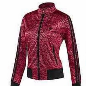 Adidas Tröja  - Mörkrosa adidas tröja med dragkedja. Väldigt dåliga bilder men jag hittade inga bättre. På sista bilden ser man mönstret, mrn färgen är som på första bilderna! (Den ser mycket mer orange/rosa ut på sista bilden men så är inte färgen) 😊