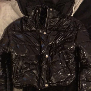 boohoo  - En skit snygg jacka från boohoo i storlek 42, men sitter som en 40, tycker inte den är så fin på mig så det är därför jag säljer den 🙂 köpte den för 450 men säljer för 330, kan fraktas 😄 luvan går även att ta av om man vill det också ! 