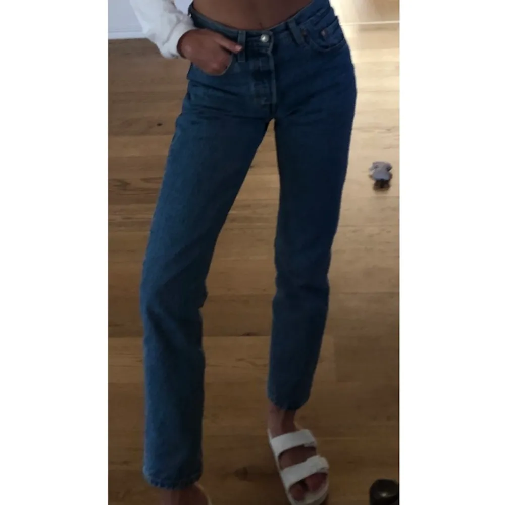 Säljer mina skit snygga Levis jeans i en superfin blå tvätt! De är i ett väldigt fint skick. Storlek W24 L30 😍✨💜 köparen står för eventuell frakt.      (Högstbudande!!). skicka dm för fler bilder . Jeans & Byxor.