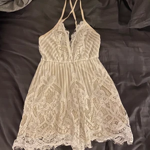 Jumpsuit  - En jätte fin beige och vit jumpsuit. Endast använd fåtal gånger. 