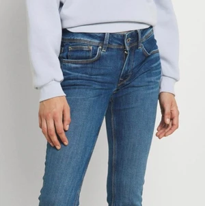 Lågmidjade jeans  - Supersnygga pepe London jeans som är lågmidjade. Bara använda en gång eftersom de var för små har de inte kommit till mer användning. Original pris: 999 kr Slutsåld i denna storlek.