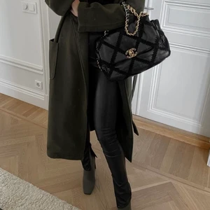 Byxor från Lovisa Wallin x bubbleroom - Superfina skinnbyxor från Lojsan Wallin x bubbleroom i strl S. Dragkedja längst ner vilket gör att man kan ha dom som skinnleggins men även byxor med en slits! Säljer pga för småa för mig, använda 1 gång, men blev inte att jag gjorde retur. Köp direkt för 150kr!!🤩 