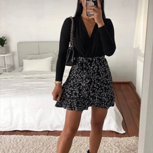 blommig kjol - Lånad bild! Säljer kjolen på bild 2😍😍🙌