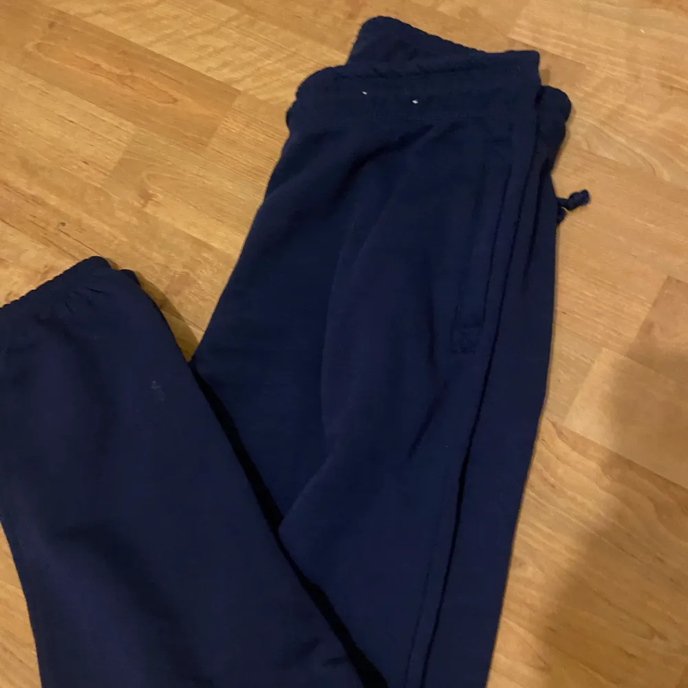 Mörkblåa mjukisbyxor från Cubus i storlek M men skulle säga att dem är mer s , skriv vid intresse eller frågor ✨. Jeans & Byxor.