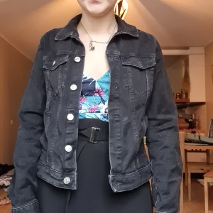 Jeans jacka - Svart jeansjacka som bara är använd några gånger en sommar.