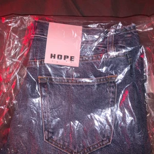 HOPE RUSH DENIM Mid Vintage - Säljer mina helt nya hope jeans, aldrig använda! Dswt, nypris 1400 och slutsålda överallt typ så säljer för 1300! Först till kvarn. Storlek 27, Passar mig o är 182 och smal!