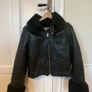 Jacka- Hm studio - Jacka från hm studio. Storlek 34. Material skinn. Använd men utan anmärkning. Nypris var 1500kr
