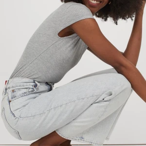 JEANS  - SÄLJER dessa supersnygga jeans som är lite för långa på mig! På modellen ser de ut som att jeansen är en kort modell men de är perfekta i längden för min kompis som är runt 160! Kanske viker sig lite vid skon men det är ju bara snyggt! 😻 tycker verkligen de är värda att köpa då de är slutsålda från HM där jag köpte de för runt 300 kr men nu säljer jag de för HALVA PRISET även fast de knappt är använda! 