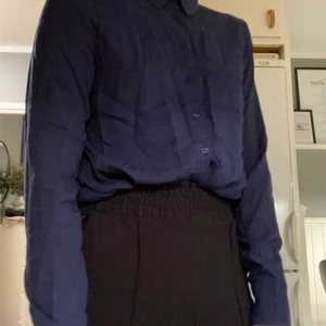 Skjorta i storlek 34 - Marinblå skjorta i storlek 34
