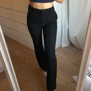 Kostymbyxor - Vilma kostymbyxor från Bikbok. Bra skick. Frakt tillkommer.