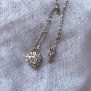 Vackert silverpläterad halsband i stämplat 925 sterling silver. Superfint hjärta med rosa detaljer, perfekt present för alla hjärtans dag!💌 Möts i slussen eller postar!