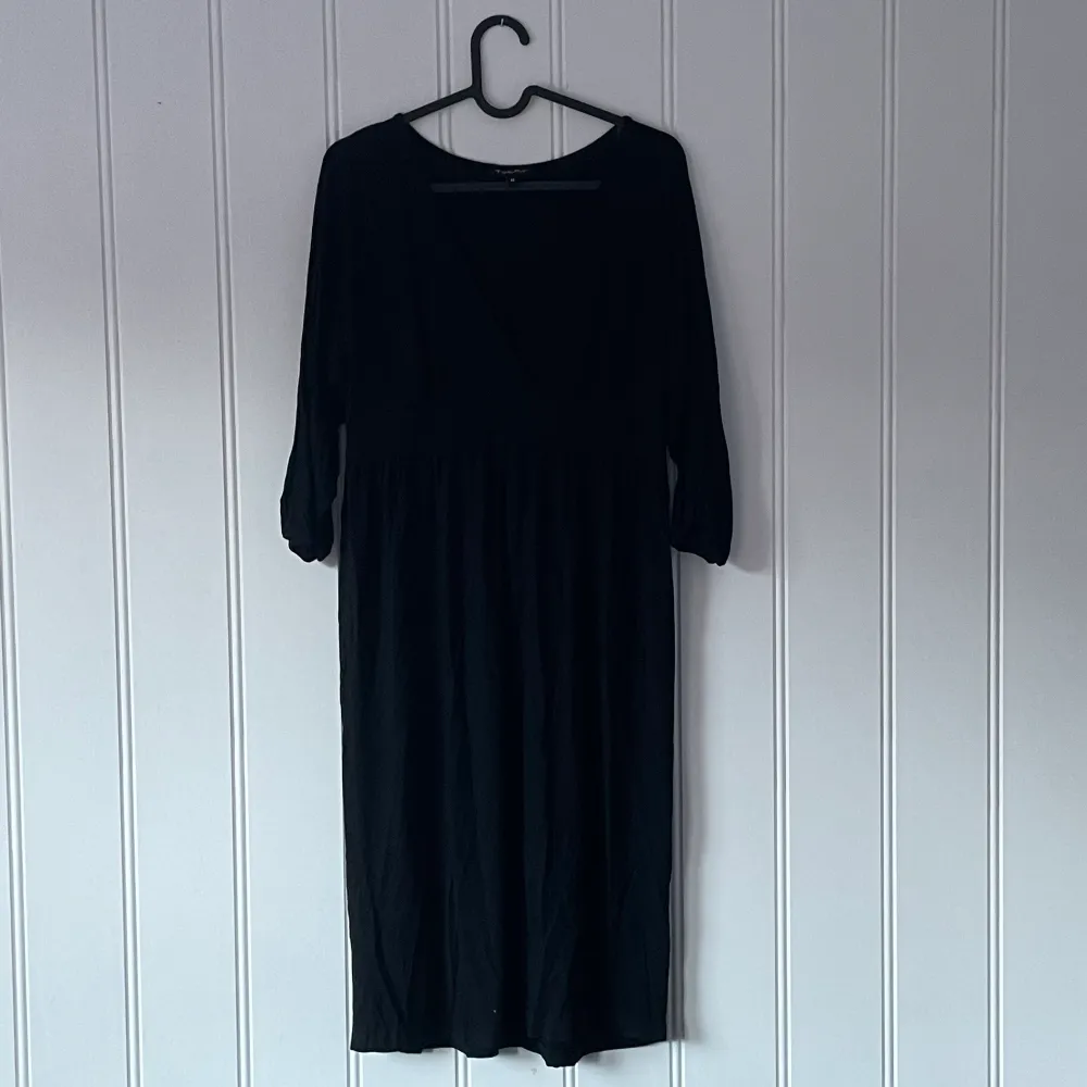 Fin svart klänning från Twilfit. Storlek M. Knappt använd. Färg svart som första bilden visar. Passar likadant till fest som vardags. Klänningar.