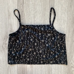 Linne - Fint linne med glittriga blommor. Har själv klippt av! Står storlek 42/44 men tycker den är mer 38!