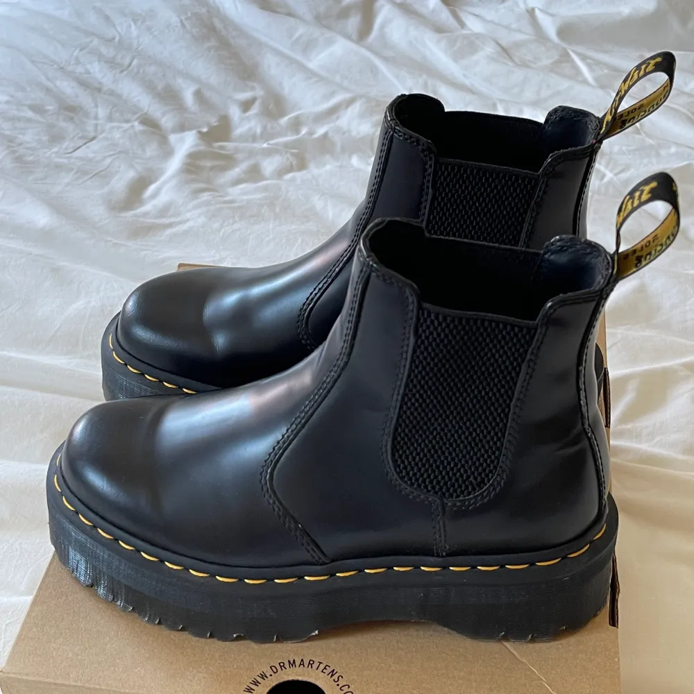 Säljer mina Dr. Martens då dem inte kommer till användning. Använda tre gånger, mycket fint skick. Storlek 38, äkta läder, nypris 2300kr. . Skor.