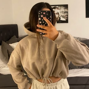 Kortare hoodie - Jättefin beige croppade hoodie från nelly🤎 sitter jättefint och är i fint skick, köptes förra året🤎 skriv privat om ni undrar något🤎