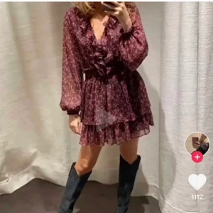Zara klänning - Säljer denna super populära klänning från zara som är köpt här på Plick. Den har lappen kvar då jag bara har provat den en gång. Säljer för jag inte riktigt tyckte om hur den satt på mig! Buda i kmt! Startar budgivning om fler är intresserade💕 