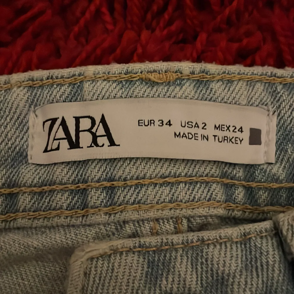 Byxor ifrån Zara med slits, dem är väldigt långa på mej som är runt 170 rätt högmidjade också! Använda 2-3 gånger så nästan som nya. Jeans & Byxor.