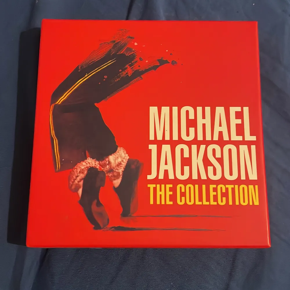 Michael Jackson dvds! The collection har en skiva som saknas då den köptes typ 2009 när jag va liten. Kan inte helt garantera att alla skivor är rep fria. Säljes 25kr st o boxsetet kostar 30kr . Övrigt.