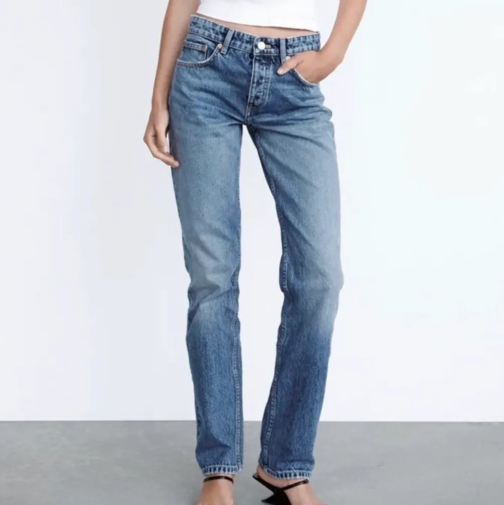 Slutsålda zara midrise jeans, köpte i somras! säljer pga att de är förstora,  väldigt bra skick! hade kunnat tänka mig att byta mot 34 i någon av de ljusare färgerna. skriv om du vill ha egna bilder eller har frågor💓. Jeans & Byxor.