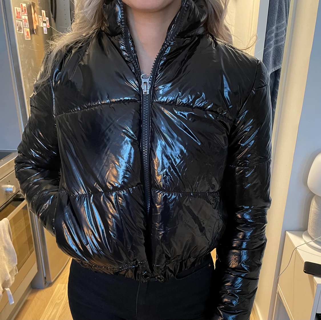 Svart glansig croppad jacka - 90