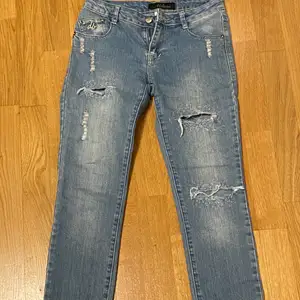 Skinny fit jeans med hål från D.brand köparen står för frakten! Insöm: 70cm  midja: 40cm  yttersöm: 99cm
