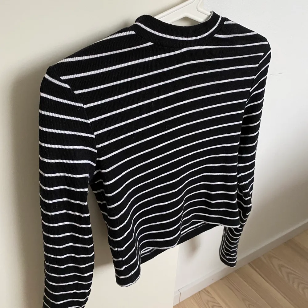 Säljer denna svartvit-randiga tröjan från H&M Divided 🖤🤍 storlek S men skulle säga att den är mer en XS. Kan mötas upp i Stockholm, annars står köparen för frakt 🚚 🛍. Toppar.
