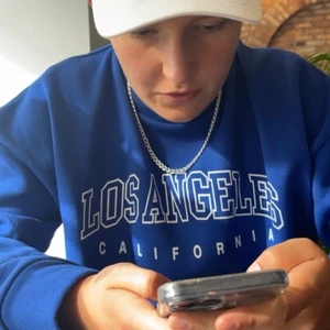 Collegetröja  - Säljer denna blå collegetröjan. Hade ingen bättre modell än min brorsa, den är använd 2 gånger och väldigt snygg att styla till nästan vad som helst. Sitter lite oversized på så den är väldigt snygg, pris kan diskuteras :)